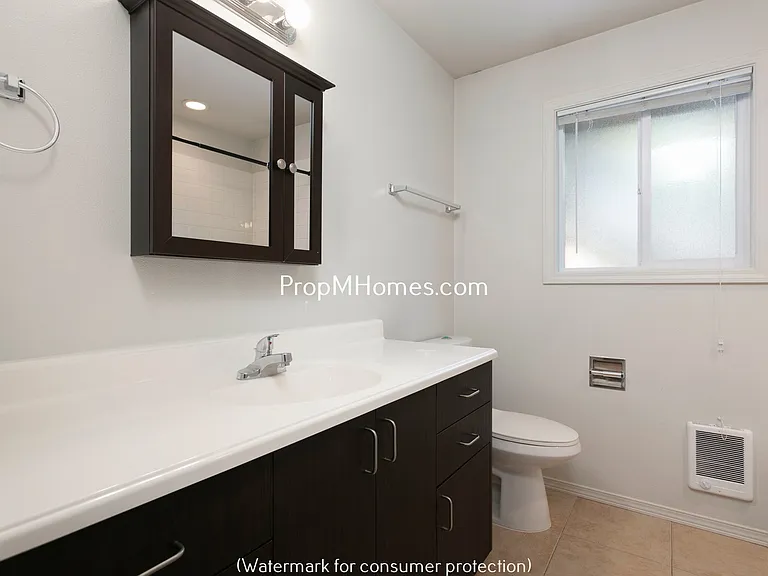 15535 NE Glisan St #1 — Photo 10