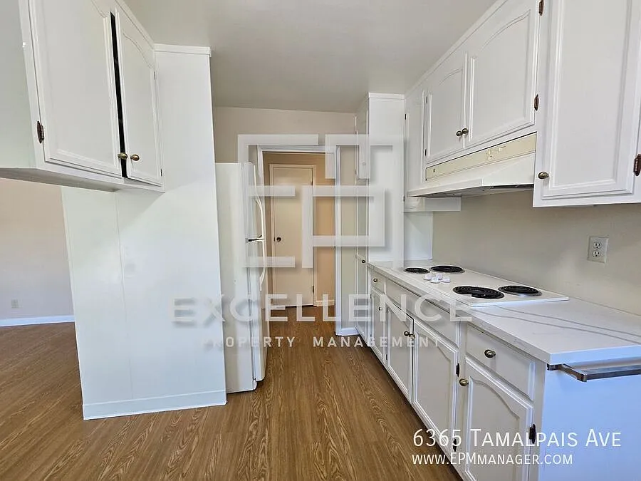 Pet Friendly 3/2 House with Granite Counters, AC, Hardwood Floors & 1700+SF — Photo 2