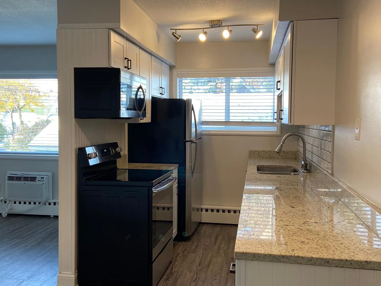 2 bed, 900 sqft, $1,350 — Photo 1