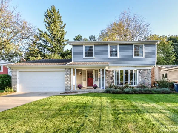 2074 Yorktown Dr, Ann Arbor, MI 48105