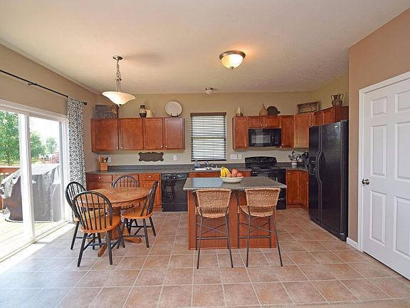5th image of 251 Huntington Dr