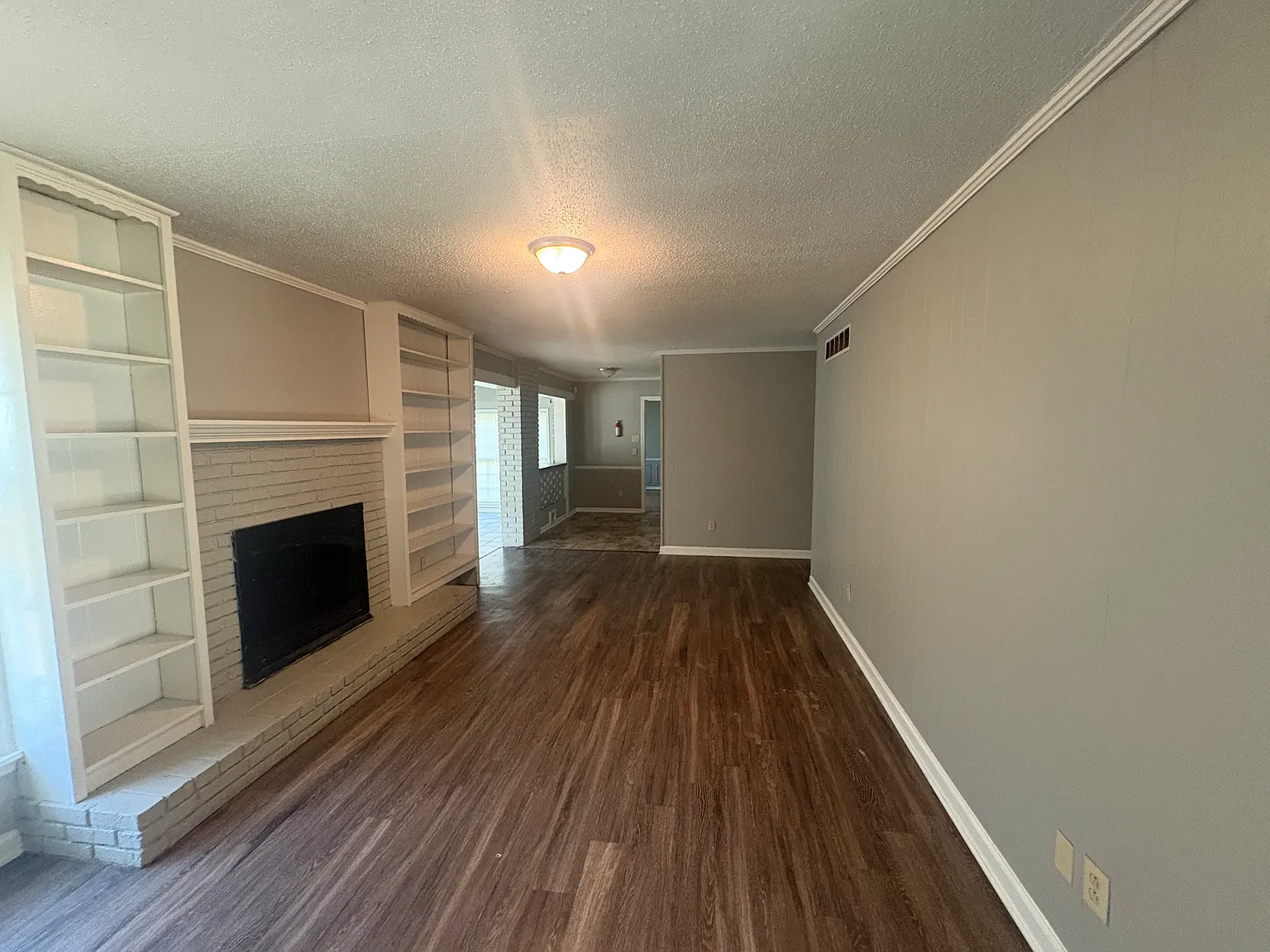Gorgeous 4-Bedroom 2-Bathroom Home — Photo 2