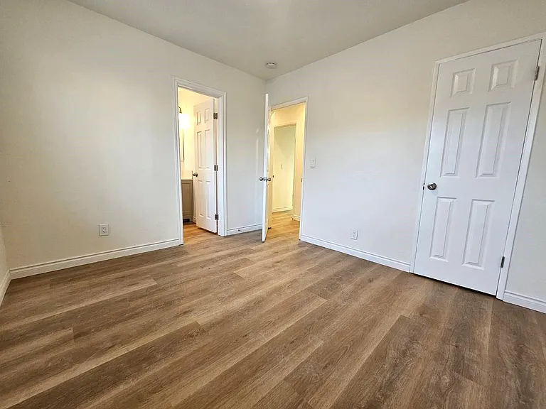 1333 W 11th St — Photo 15