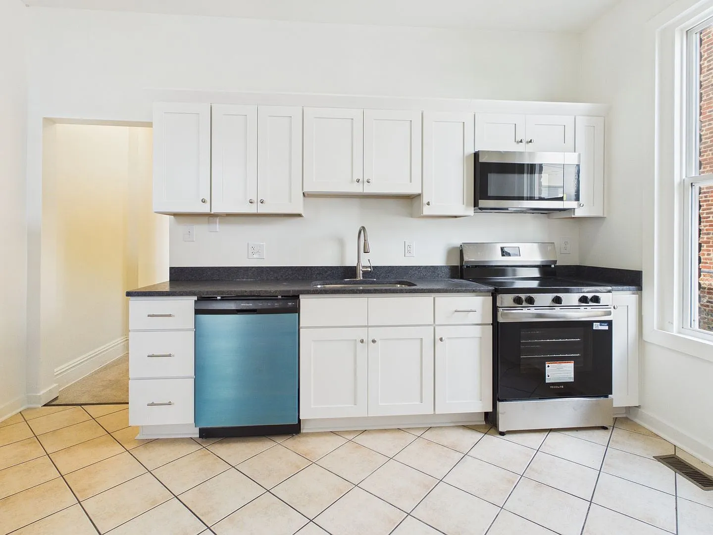 3 bed, 1.0 bath, 1275 sqft, $1,675 — Photo 2