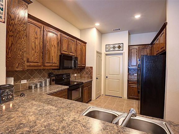 5th image of 909 Kiowa Dr