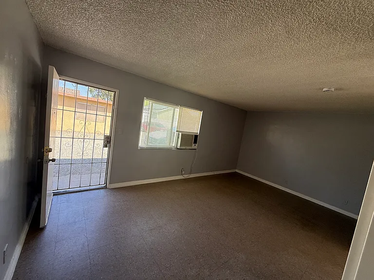 147 N Victoria Ave — Photo 32