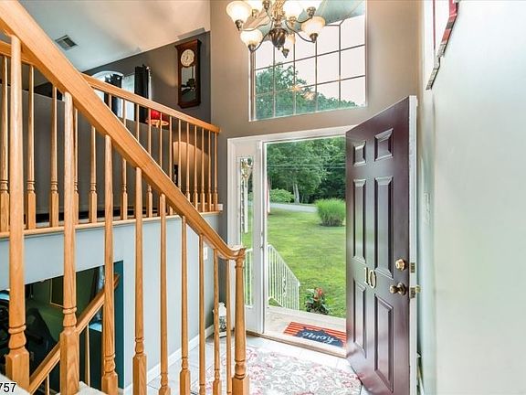 3rd image of 10 Deer Ln