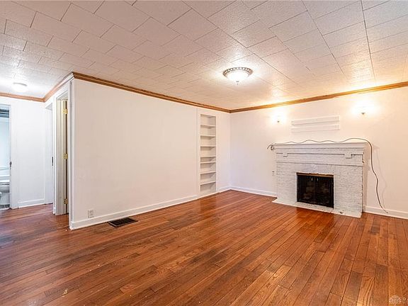 3rd image of 1022 Walker St