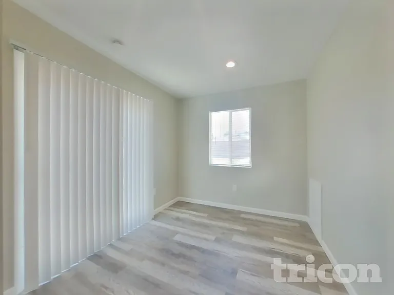 1126 W Ovington St — Photo 6