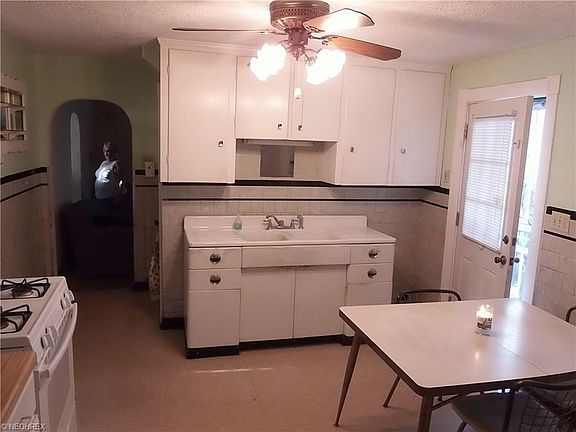 3rd image of 685 W 14th St