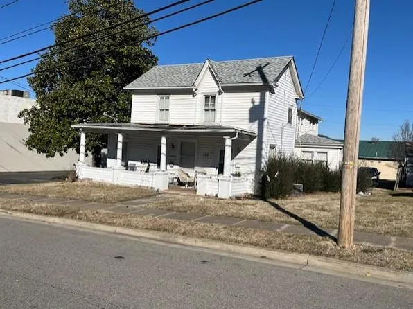 122 Jefferson Ave, Vinton, VA 24179