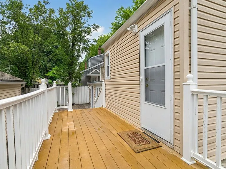 670 John St — Photo 31