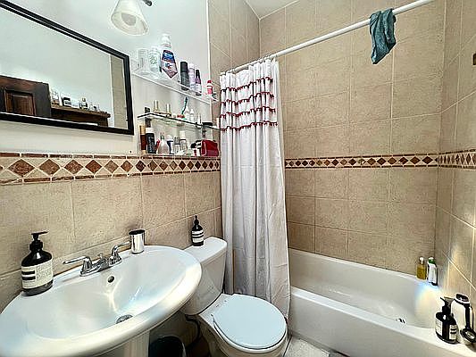4th image of 164 Manhattan Ave