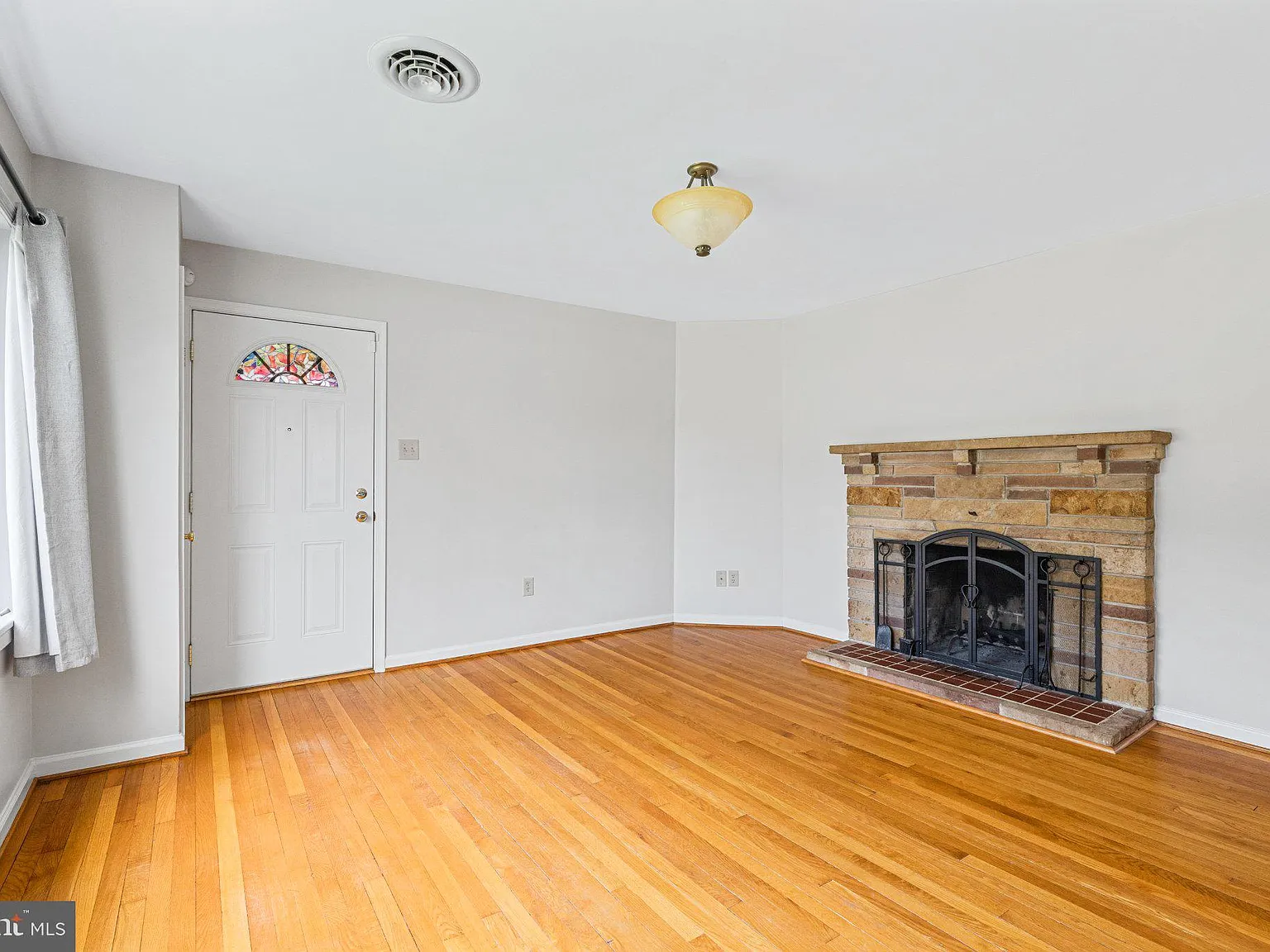 4 bed, 2.0 bath, 2036 sqft, $2,500 — Photo 3