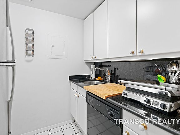4th image of 106 Central Park S APT 14D