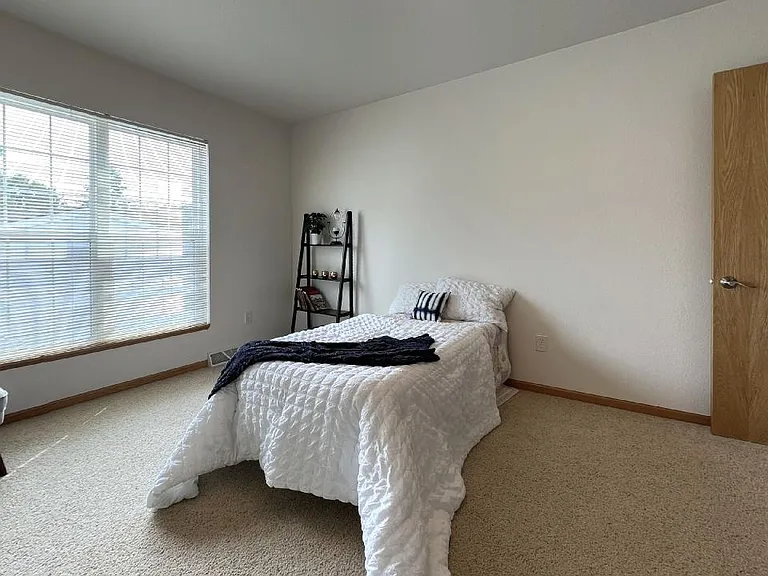 1214 N 16th Ave — Photo 8