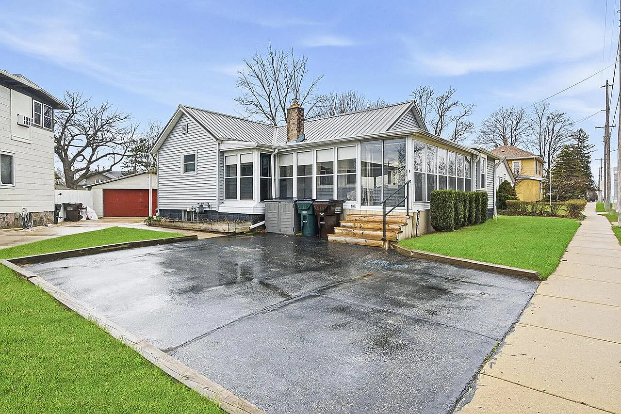 207 Maple STREET photo 1