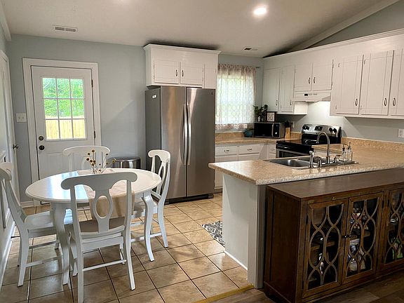 2nd image of 1805 Meadow Park Cir