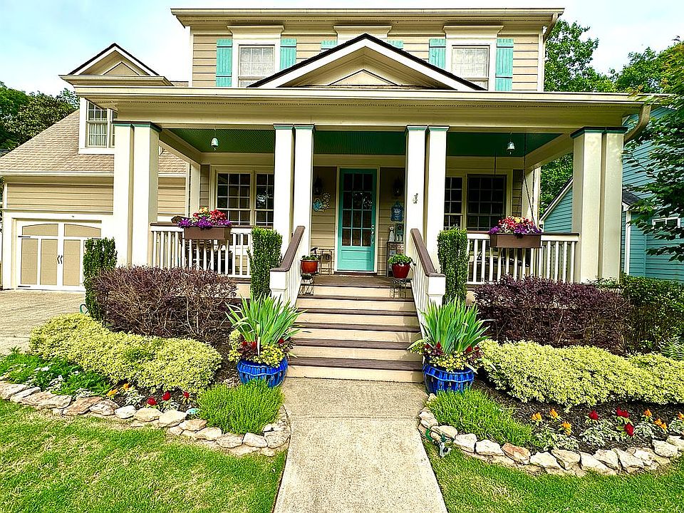 2nd image of 132 Woodbury Ln