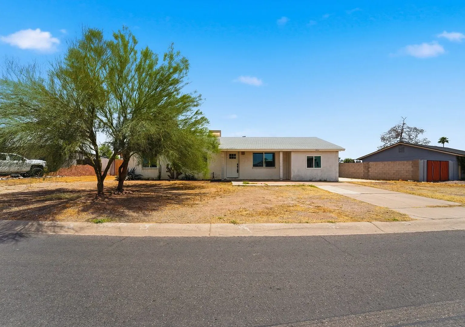 Discover this beautifully renovated 3-bedroom, 2-bath home in Mesa, AZ! — Photo 1