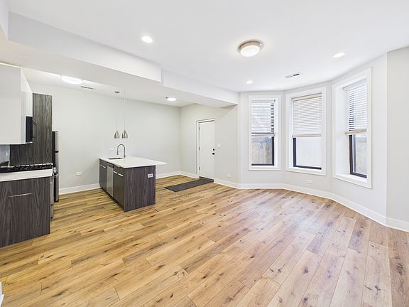 5th image of 2346 S Oakley Ave #1