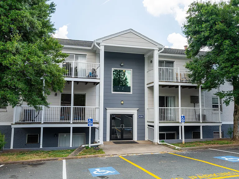 Blue Ridge Crossing Apartments & Townhomes — Photo 34