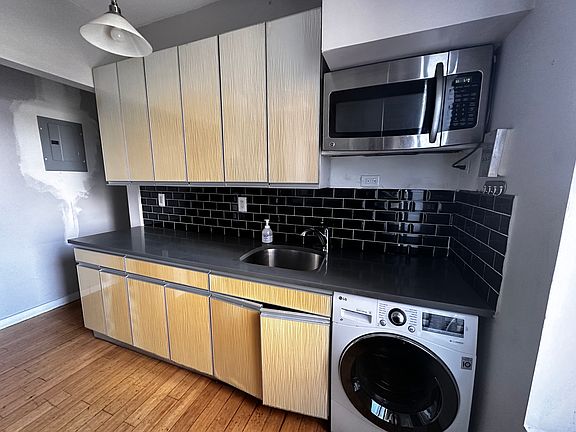 2nd image of 90 Wadsworth Ave #15