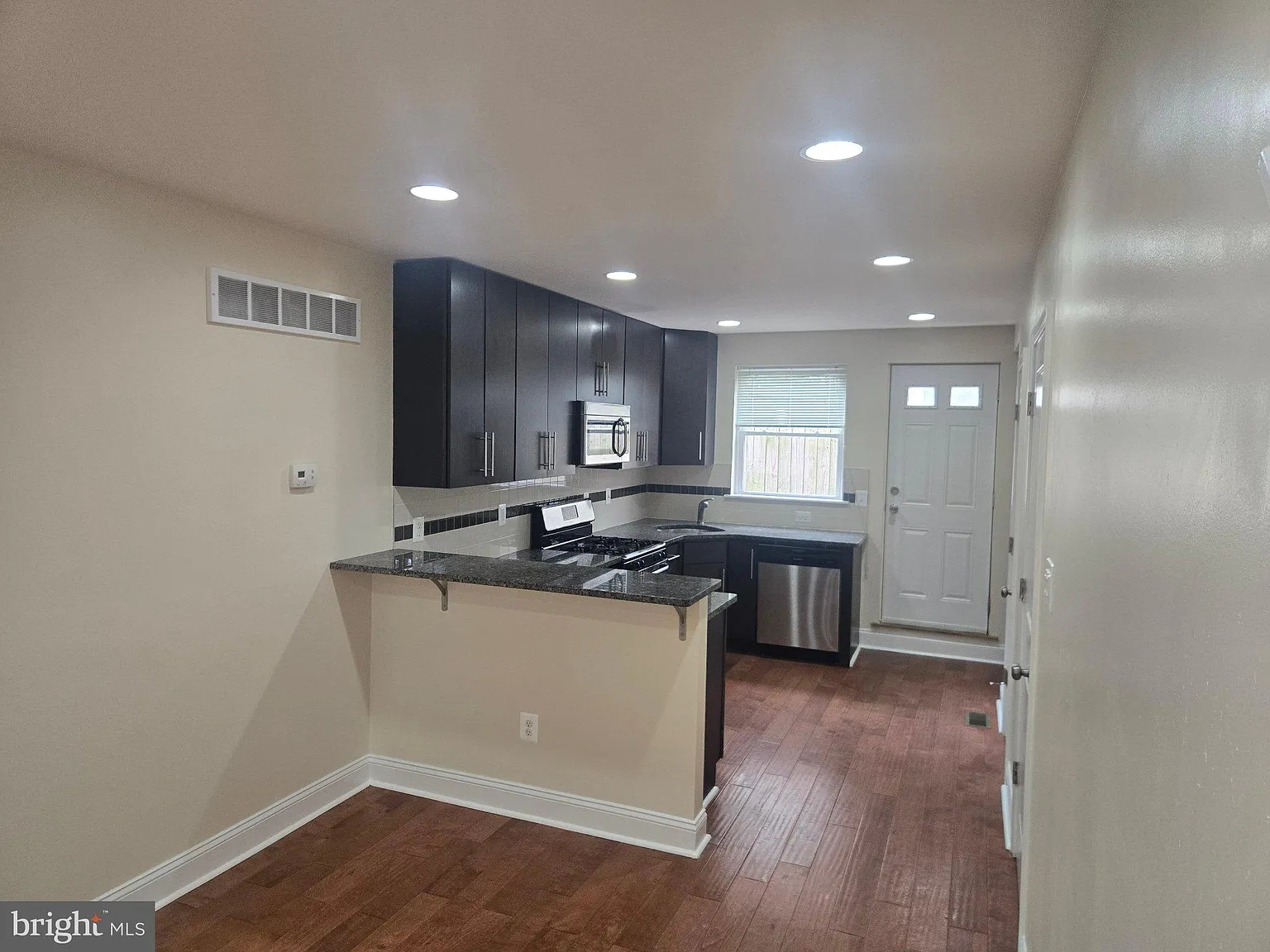 2 bed, 1.5 bath, 1484 sqft, $2,300 — Photo 4