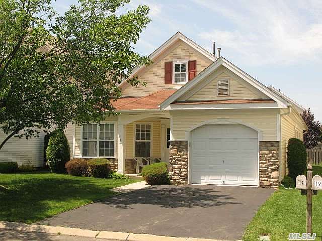 1st image of 17 Sophia Dr