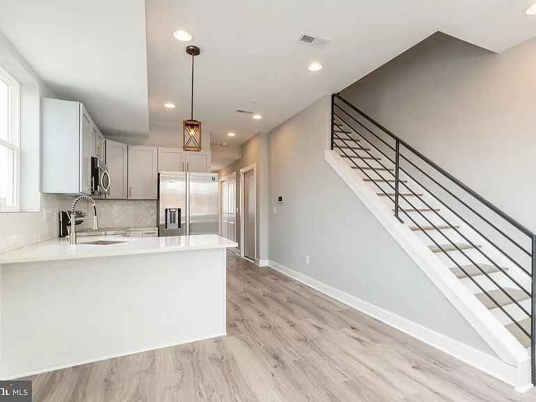 2729 W Glenwood Ave #1 — Photo 2