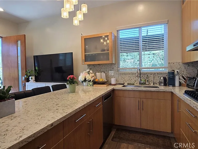 1018 La Presa Dr — Photo 11