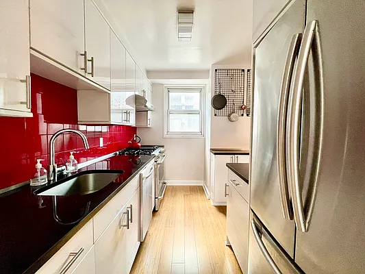 Sold by R New York | media 4