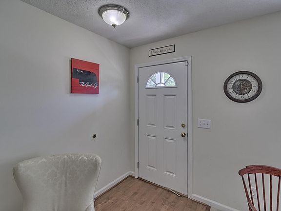 4th image of 8 Sandalewood Ct