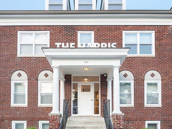 2nd image of 162 N Ohio Ave #201
