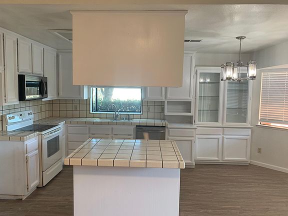 4th image of 1701 Meadow Ln