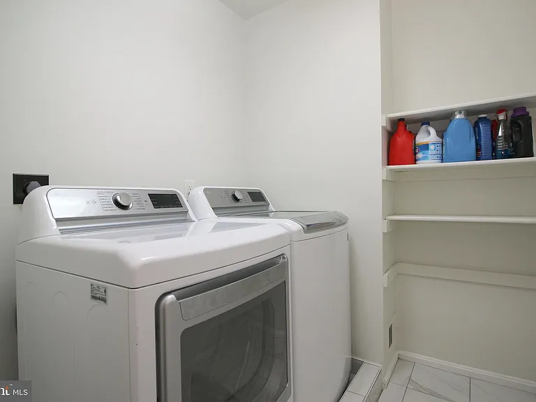 436 N Park Dr — Photo 23