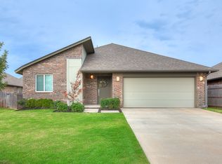 17305 Hawks Tree Ln, Edmond, OK 73012
