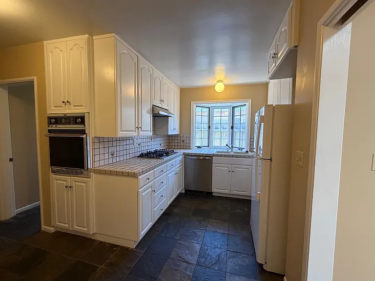 6903 Lasaine Ave — Photo 4