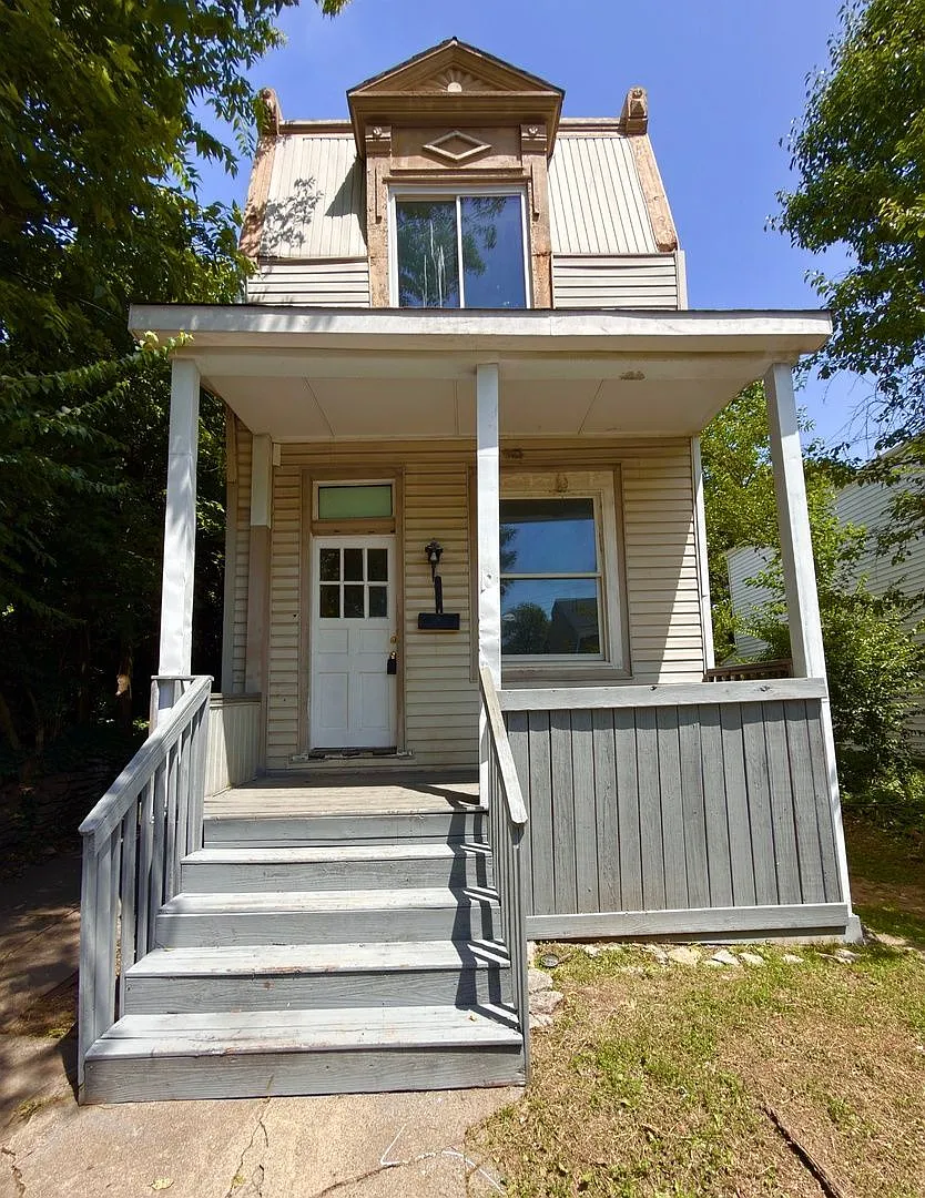 4 bed, 1.5 bath, 2077 sqft, $1,575 — Photo 1