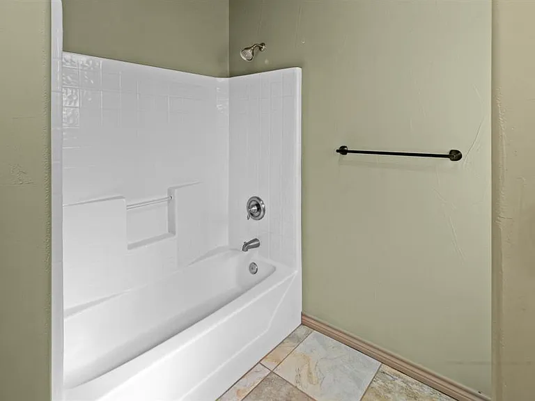 1404 Kings Valley Dr — Photo 22