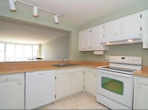 2525 S Shore Dr #22, Milwaukee, WI 53207