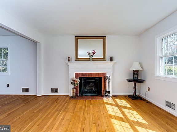 4th image of 210 S Oak St