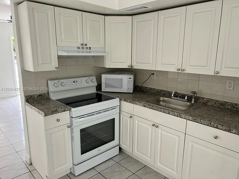 910 N 56th Ave #1 — Photo 4