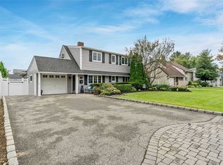 17 Walnut Ln, Hicksville, NY 11801