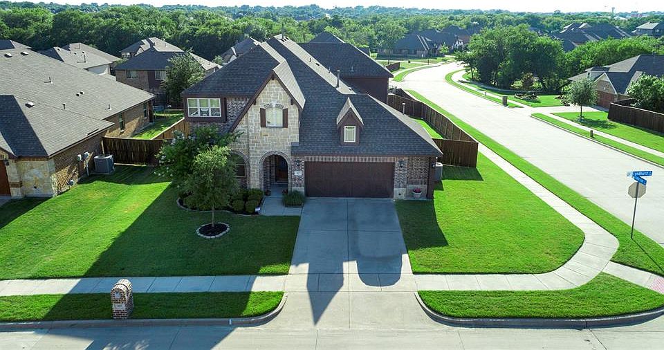 1st image of 207 Lyndhurst Dr