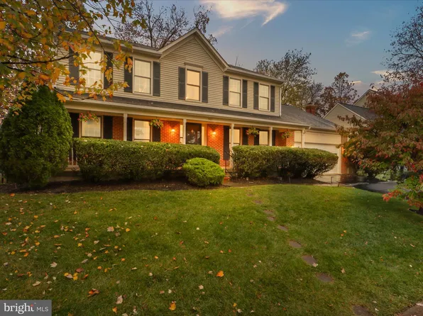 907 Spring Knoll Dr, Herndon, VA 20170
