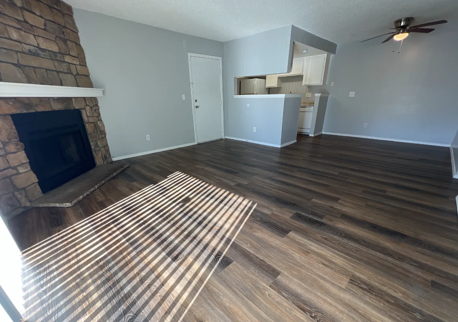 Spacious ground level 3 bedroom Condo in Robinwood! Available Now! — Photo 3