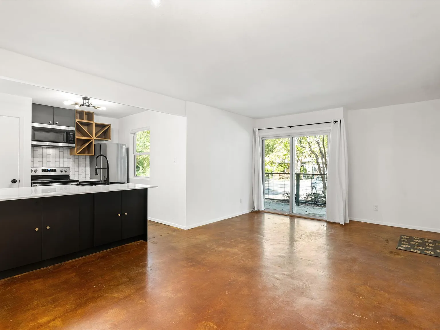 2 bed, 1.0 bath, 758 sqft, $1,975 — Photo 2