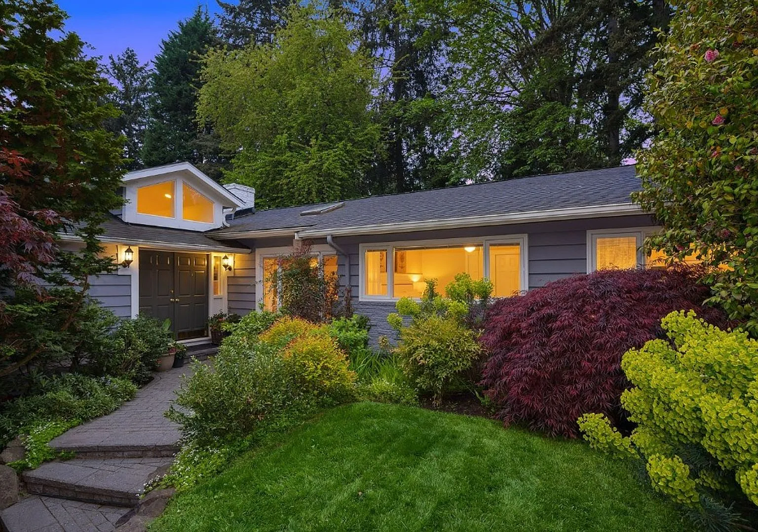 4bd/1.75ba Medina Home — Photo 2