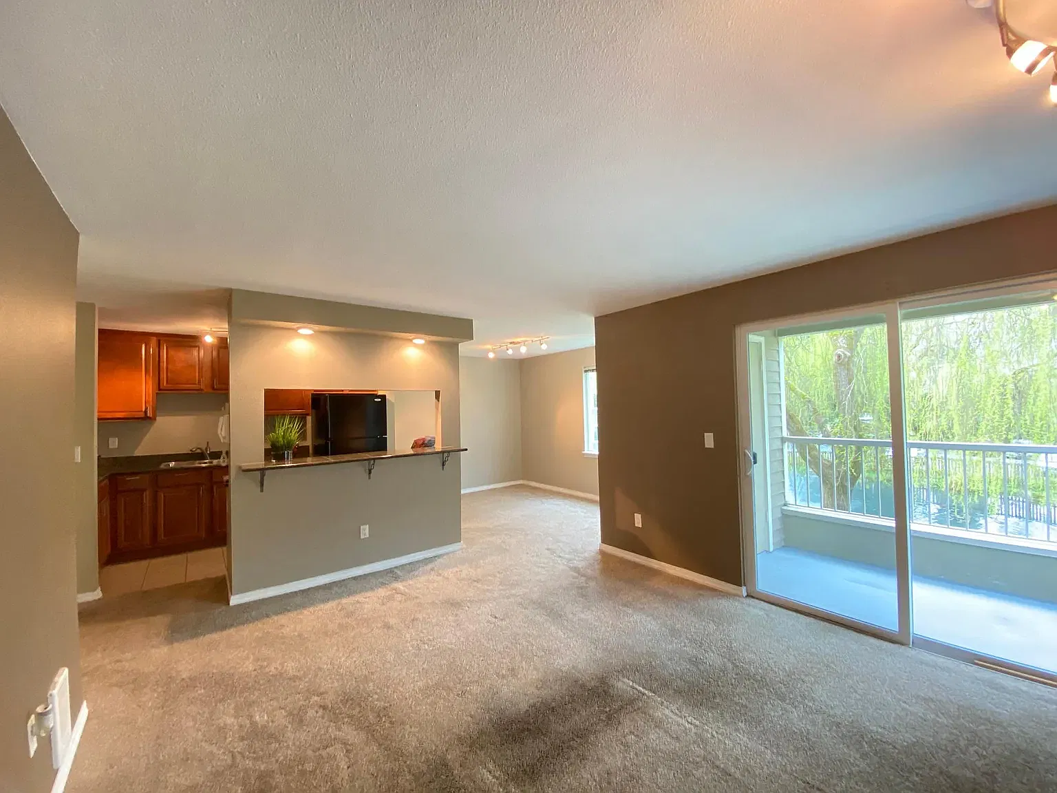 2 bed, 860 sqft, $1,900 — Photo 2